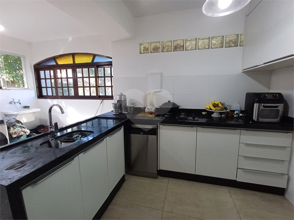 Casa à venda| 312m²| 4 dormitórios (2 Suítes)| 7 vagas em Caraguatá| SP!