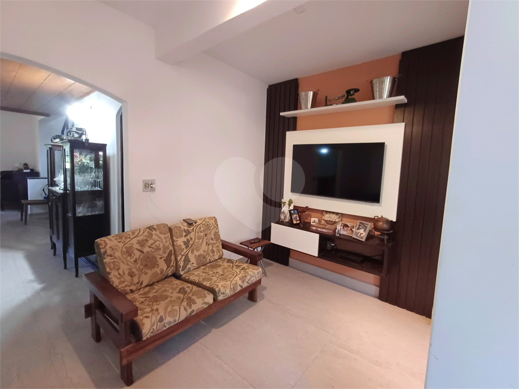 Casa à venda| 312m²| 4 dormitórios (2 Suítes)| 7 vagas em Caraguatá| SP!