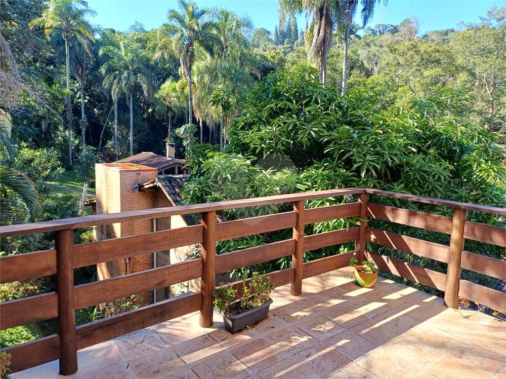 Casa à venda| 312m²| 4 dormitórios (2 Suítes)| 7 vagas em Caraguatá| SP!