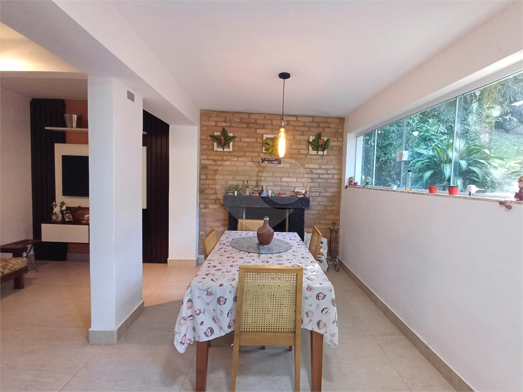 Casa à venda| 312m²| 4 dormitórios (2 Suítes)| 7 vagas em Caraguatá| SP!