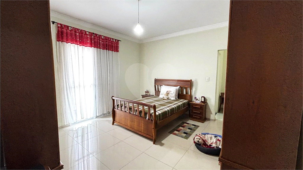 Casa à Venda – 3 Suítes, Closet, Churrasqueira e 4 Vagas
