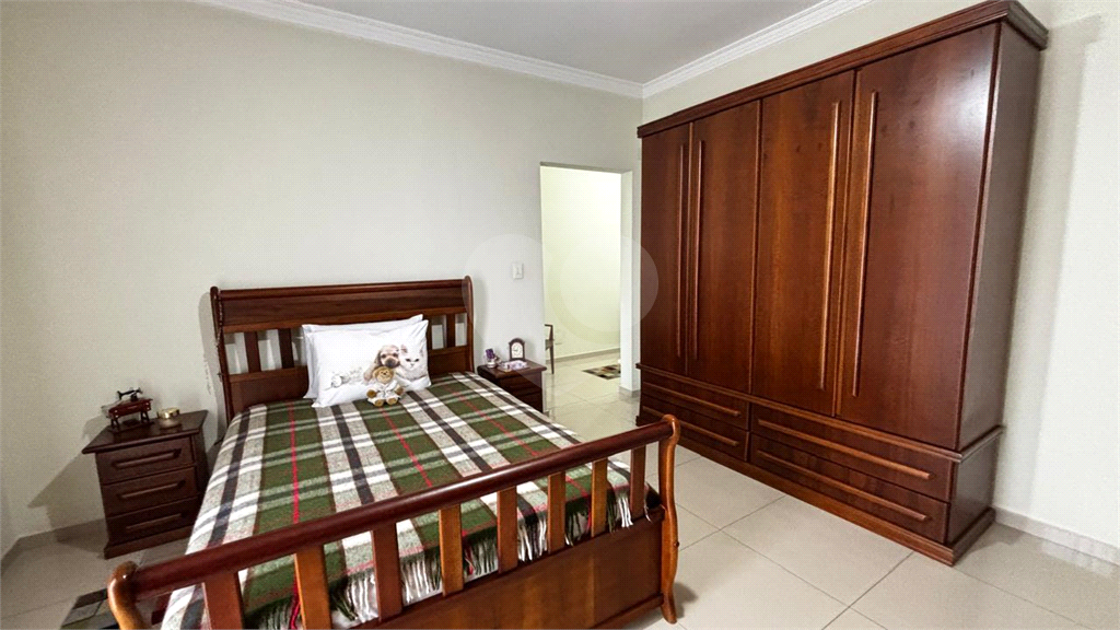 Casa à Venda – 3 Suítes, Closet, Churrasqueira e 4 Vagas