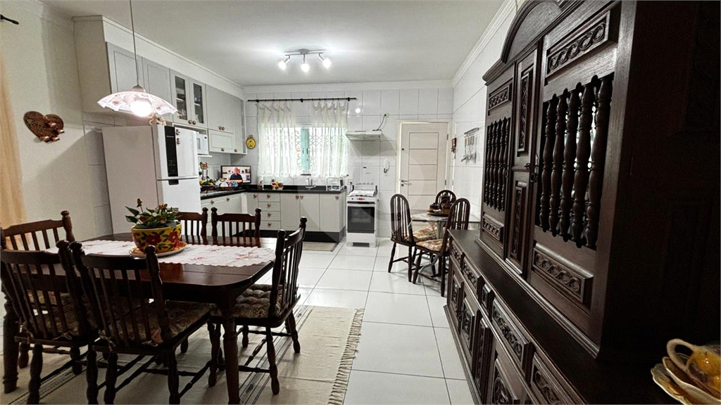 Casa à Venda – 3 Suítes, Closet, Churrasqueira e 4 Vagas