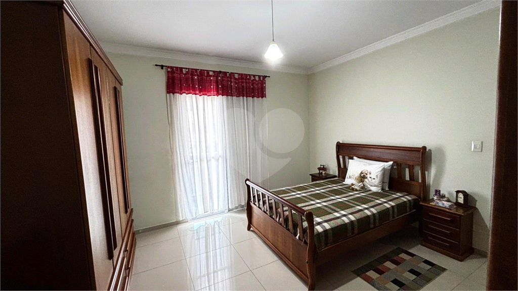 Casa à Venda – 3 Suítes, Closet, Churrasqueira e 4 Vagas