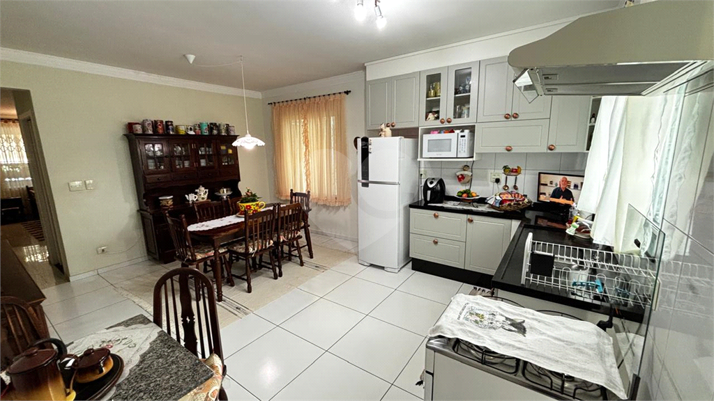 Casa à Venda – 3 Suítes, Closet, Churrasqueira e 4 Vagas