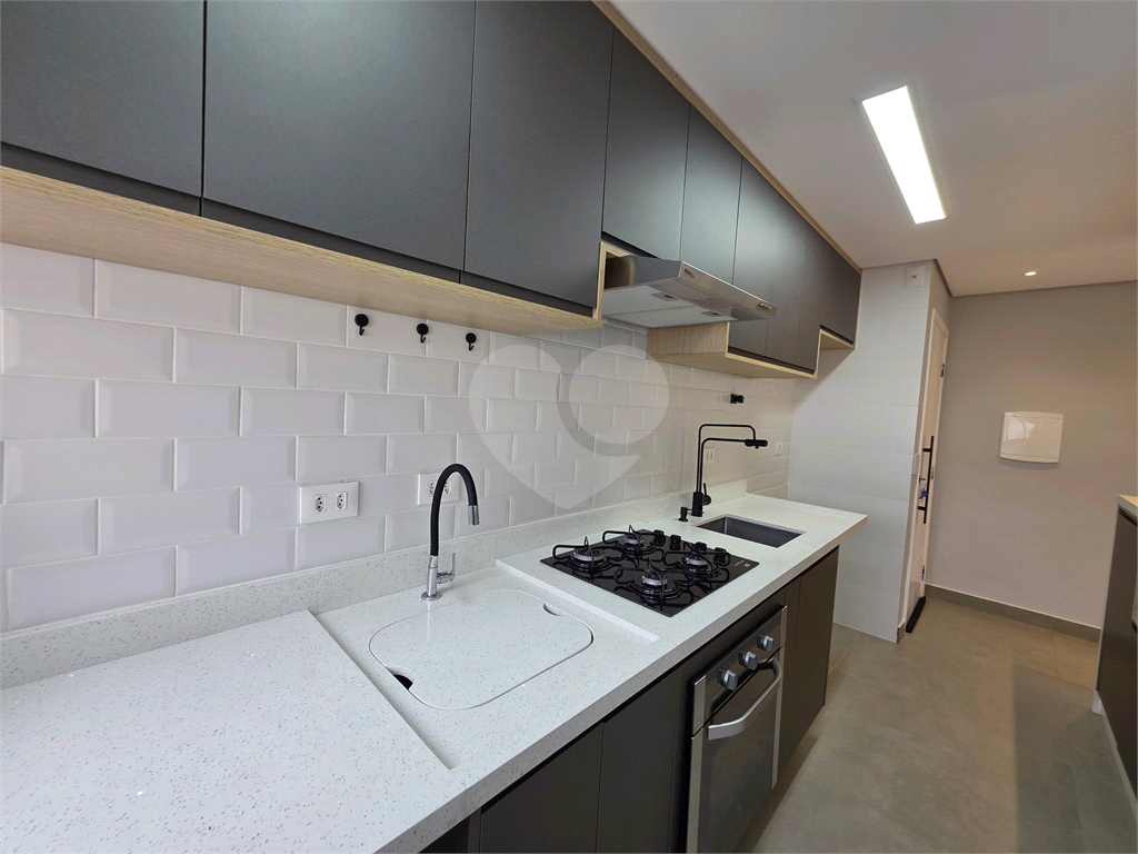 Apartamento Reformado à Venda em Andar Alto – 2 Dorms, 1 Suíte, 1 vaga  e Cozinha Planejada