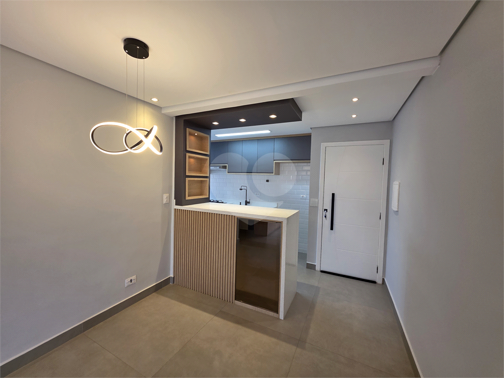 Apartamento Reformado à Venda em Andar Alto – 2 Dorms, 1 Suíte, 1 vaga  e Cozinha Planejada
