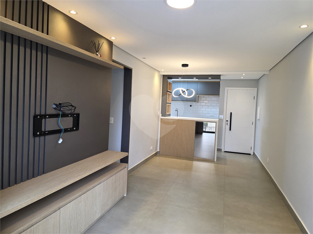 Apartamento Reformado à Venda em Andar Alto – 2 Dorms, 1 Suíte, 1 vaga  e Cozinha Planejada