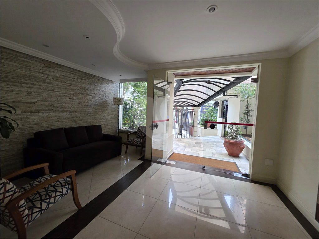 Apartamento Reformado à Venda em Andar Alto – 2 Dorms, 1 Suíte, 1 vaga  e Cozinha Planejada