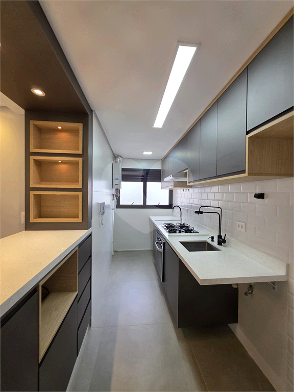 Apartamento Reformado à Venda em Andar Alto – 2 Dorms, 1 Suíte, 1 vaga  e Cozinha Planejada