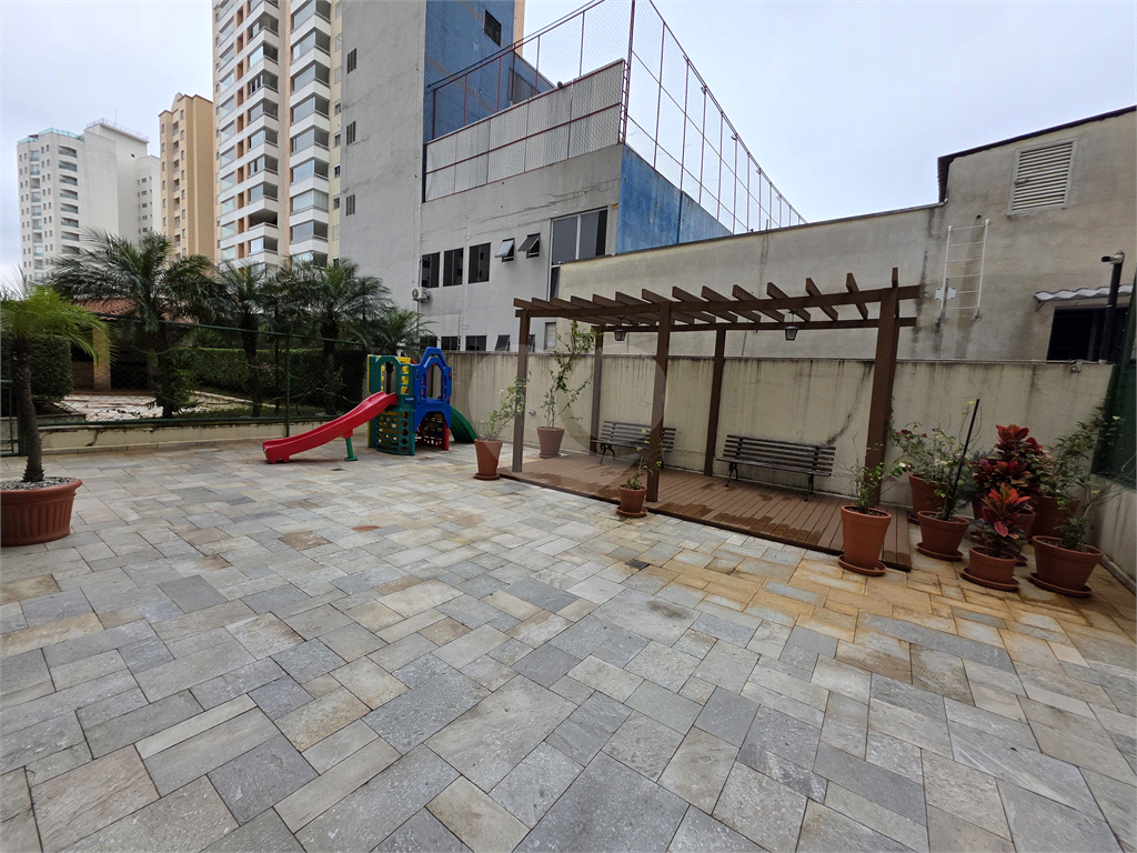Apartamento Reformado à Venda em Andar Alto – 2 Dorms, 1 Suíte, 1 vaga  e Cozinha Planejada
