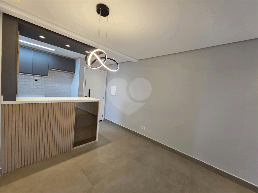 Apartamento Reformado à Venda em Andar Alto – 2 Dorms, 1 Suíte, 1 vaga  e Cozinha Planejada