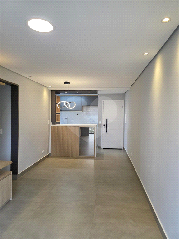 Apartamento Reformado à Venda em Andar Alto – 2 Dorms, 1 Suíte, 1 vaga  e Cozinha Planejada