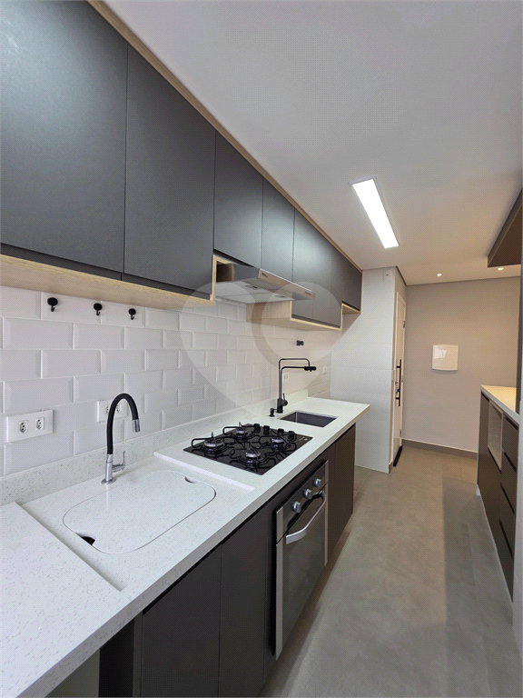 Apartamento Reformado à Venda em Andar Alto – 2 Dorms, 1 Suíte, 1 vaga  e Cozinha Planejada