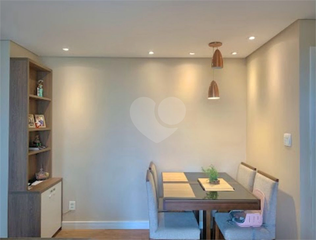 Vende-se Apartamento à venda na Avenida Mazzei, com 50m² -2 dormitórios, sacada  com 01 vaga de garagem.