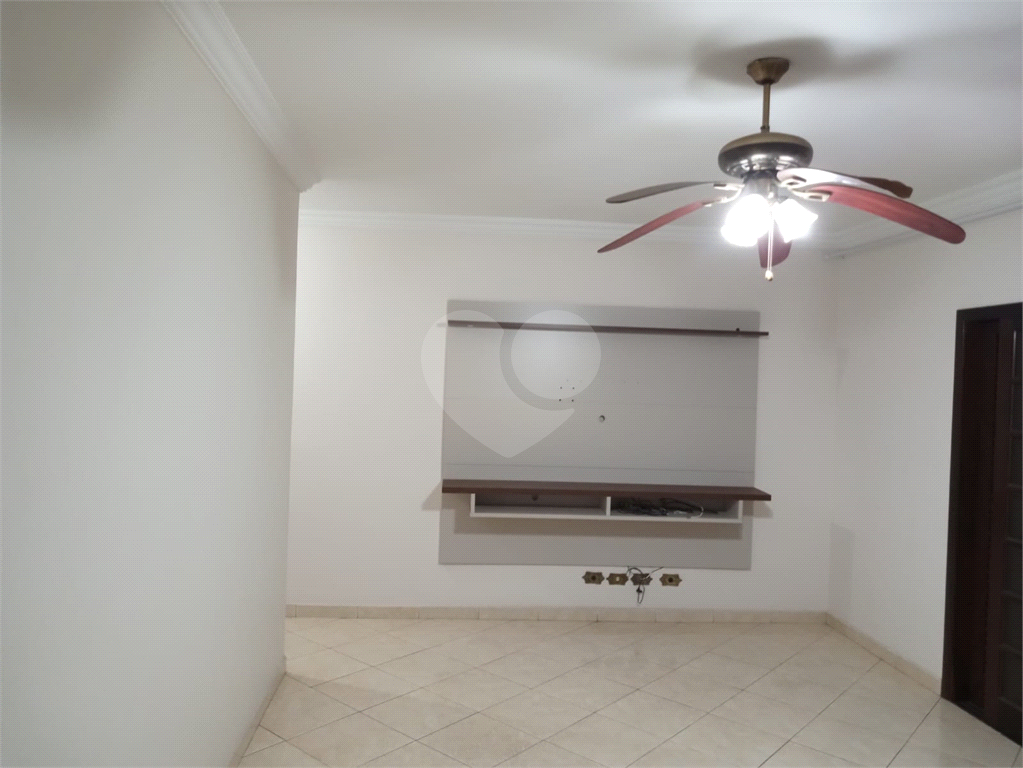 Ótima Casa Próximo ao Horto, com 03 Dormitórios, sendo 01 suíte, Quintal e 03 vagas de garagem
