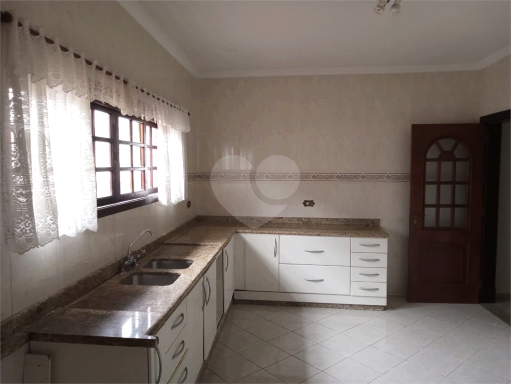 Ótima Casa Próximo ao Horto, com 03 Dormitórios, sendo 01 suíte, Quintal e 03 vagas de garagem