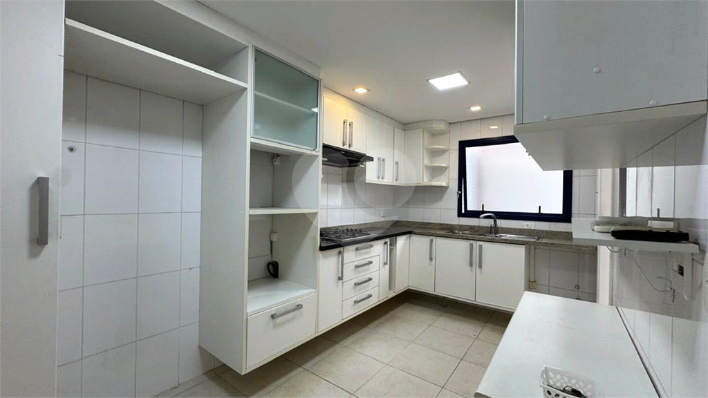Sobrado 3 Domitórios e (uma suíte) - 192m² - 2 Vagas cobertas - Tamboré 6 - Alphaville