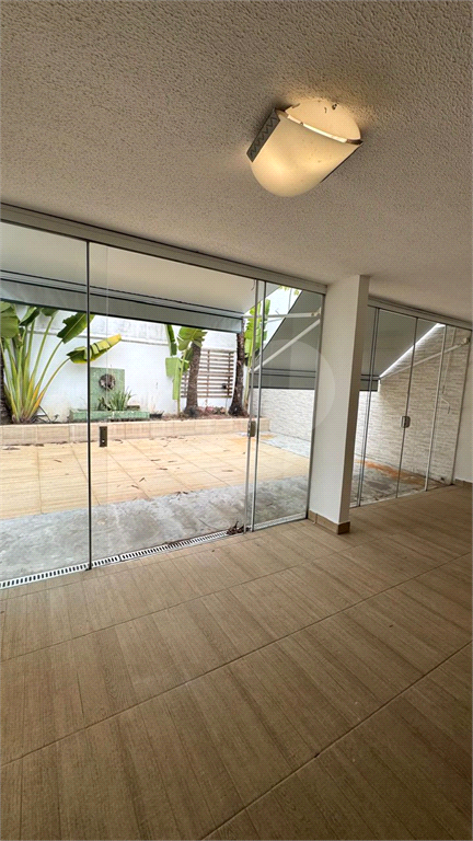 Sobrado 3 Domitórios e (uma suíte) - 192m² - 2 Vagas cobertas - Tamboré 6 - Alphaville