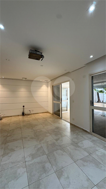 Sobrado 3 Domitórios e (uma suíte) - 192m² - 2 Vagas cobertas - Tamboré 6 - Alphaville