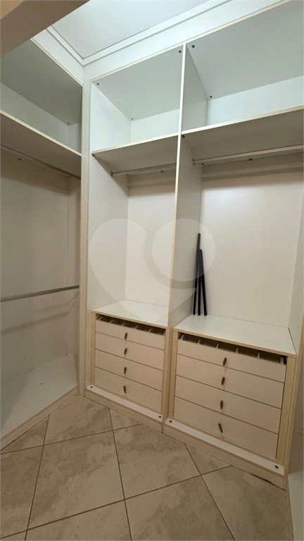 Sobrado 3 Domitórios e (uma suíte) - 192m² - 2 Vagas cobertas - Tamboré 6 - Alphaville