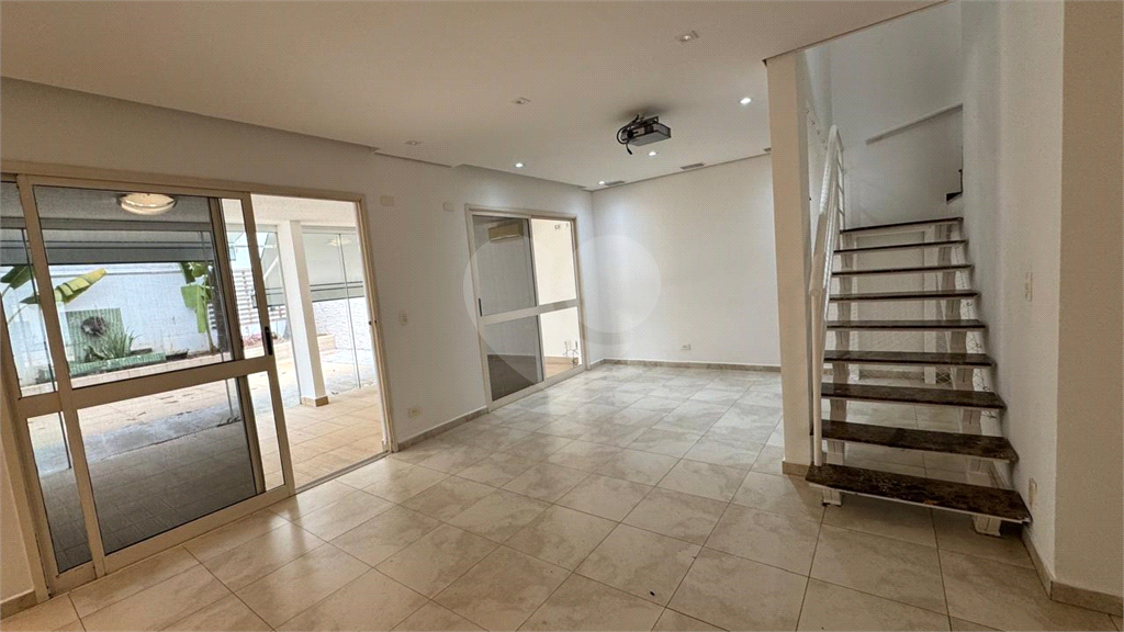 Sobrado 3 Domitórios e (uma suíte) - 192m² - 2 Vagas cobertas - Tamboré 6 - Alphaville