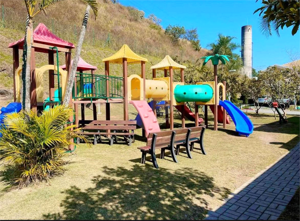 Sobrado 3 Domitórios e (uma suíte) - 192m² - 2 Vagas cobertas - Tamboré 6 - Alphaville