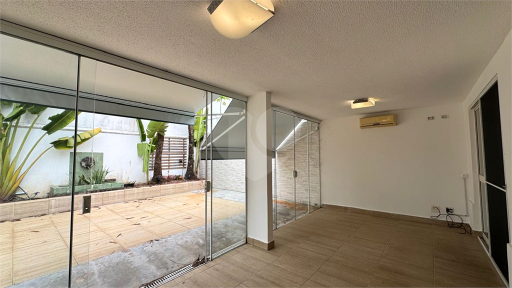 Sobrado 3 Domitórios e (uma suíte) - 192m² - 2 Vagas cobertas - Tamboré 6 - Alphaville