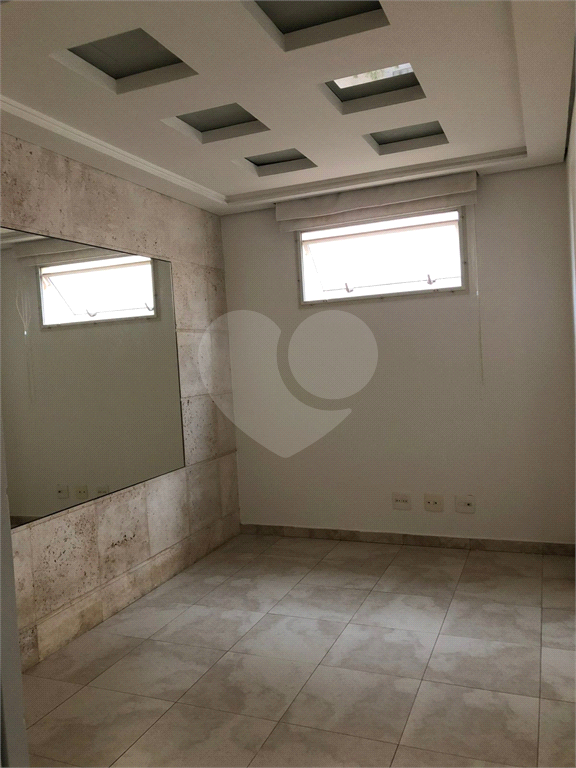 Sobrado 3 Domitórios e (uma suíte) - 192m² - 2 Vagas cobertas - Tamboré 6 - Alphaville