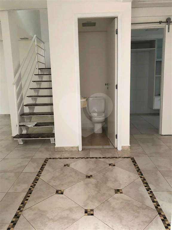 Sobrado 3 Domitórios e (uma suíte) - 192m² - 2 Vagas cobertas - Tamboré 6 - Alphaville