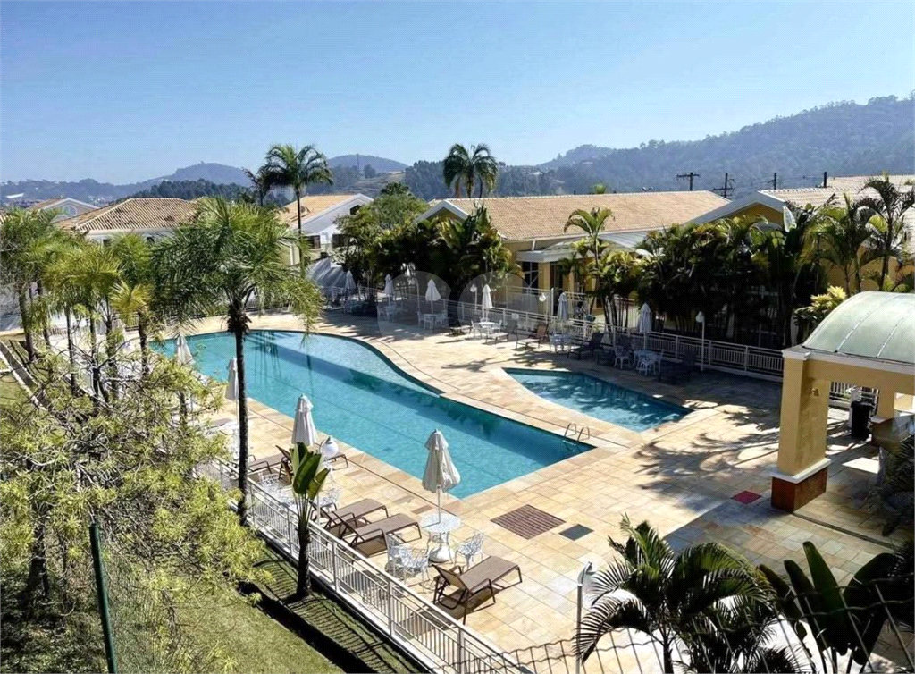 Sobrado 3 Domitórios e (uma suíte) - 192m² - 2 Vagas cobertas - Tamboré 6 - Alphaville