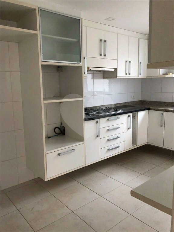Sobrado 3 Domitórios e (uma suíte) - 192m² - 2 Vagas cobertas - Tamboré 6 - Alphaville