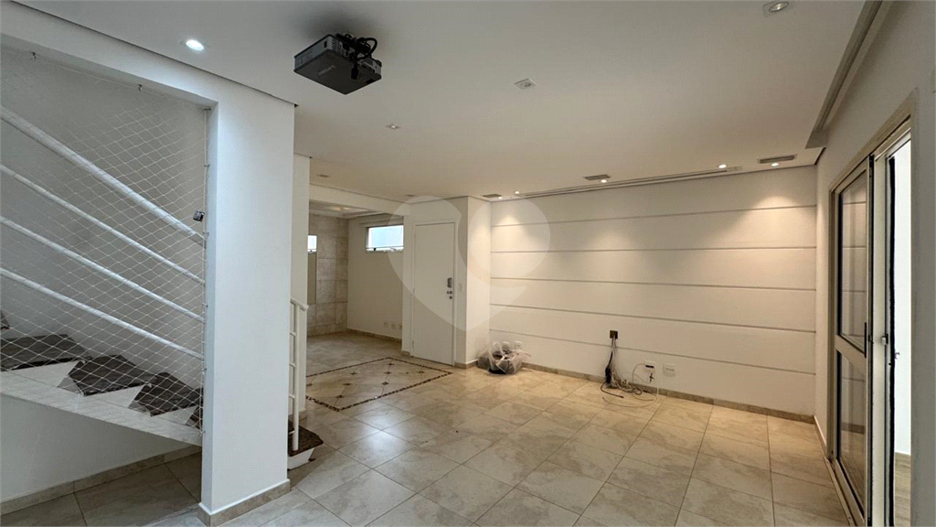 Sobrado 3 Domitórios e (uma suíte) - 192m² - 2 Vagas cobertas - Tamboré 6 - Alphaville