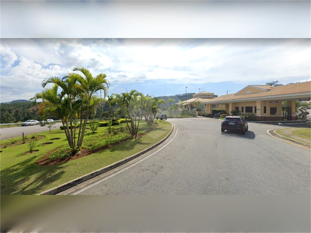 Sobrado 3 Domitórios e (uma suíte) - 192m² - 2 Vagas cobertas - Tamboré 6 - Alphaville