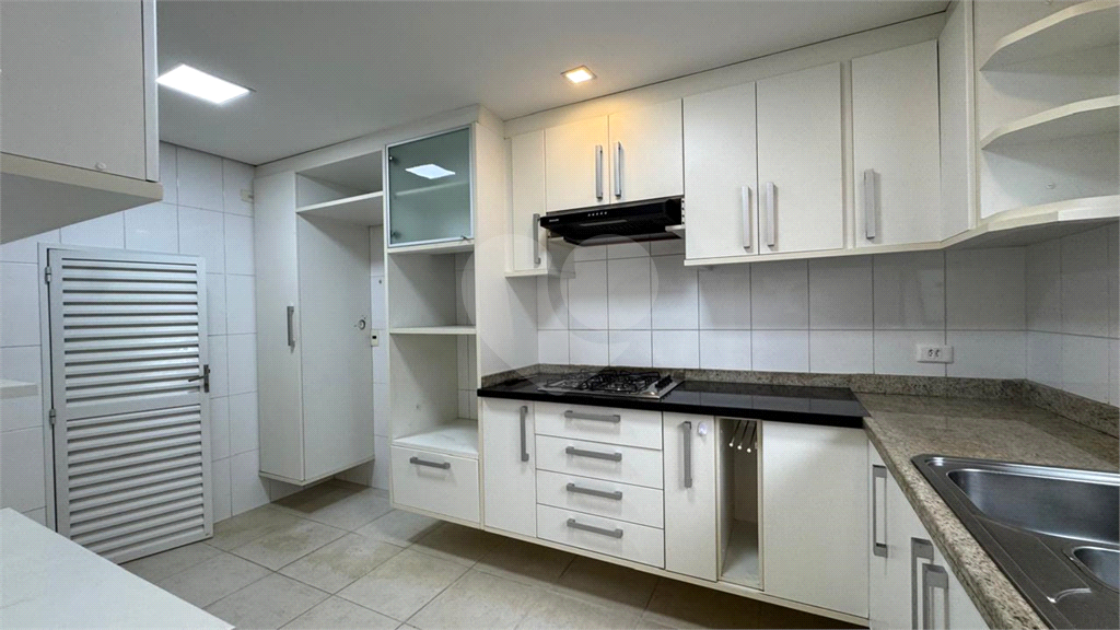 Sobrado 3 Domitórios e (uma suíte) - 192m² - 2 Vagas cobertas - Tamboré 6 - Alphaville