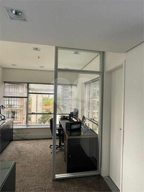 Conjunto comercial com recepção, 3 salas, 2 banheiros e 2 vagas de garagem cobertas no Itaim, São Paulo