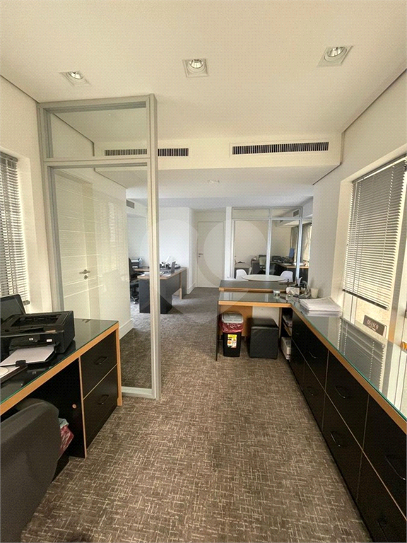 Conjunto comercial com recepção, 3 salas, 2 banheiros e 2 vagas de garagem cobertas no Itaim, São Paulo