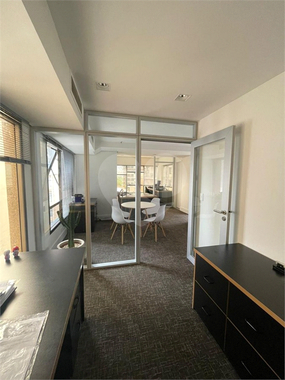 Conjunto comercial com recepção, 3 salas, 2 banheiros e 2 vagas de garagem cobertas no Itaim, São Paulo