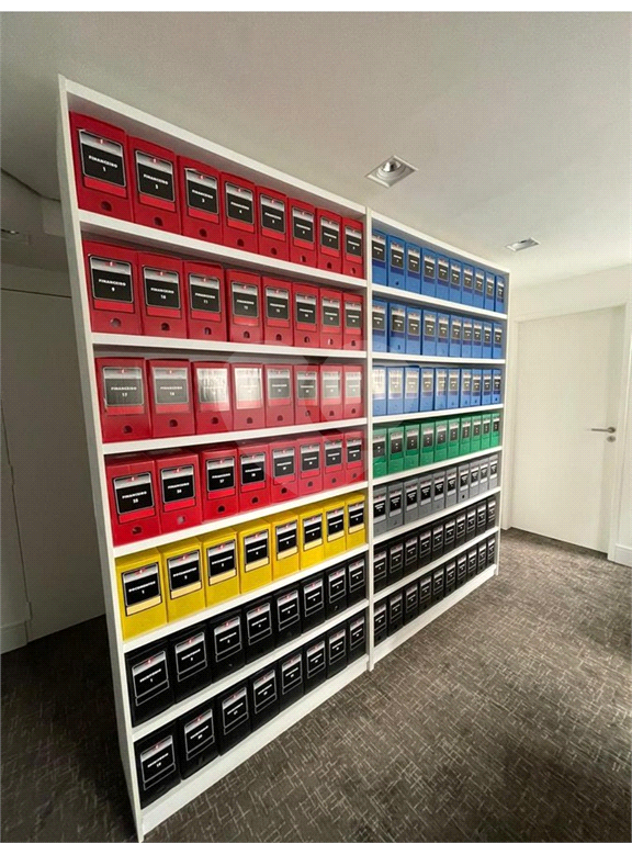 Conjunto comercial com recepção, 3 salas, 2 banheiros e 2 vagas de garagem cobertas no Itaim, São Paulo