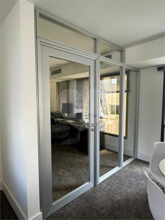 Conjunto comercial com recepção, 3 salas, 2 banheiros e 2 vagas de garagem cobertas no Itaim, São Paulo