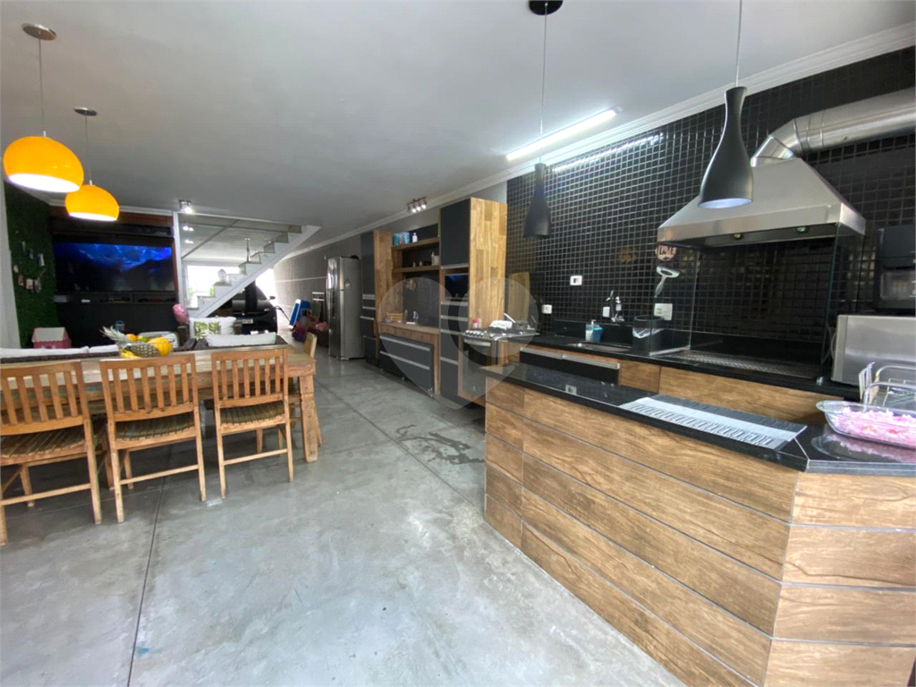 Casa com 3 suítes e piscina à venda
