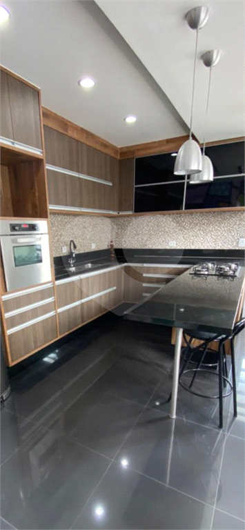 Casa com 3 suítes e piscina à venda