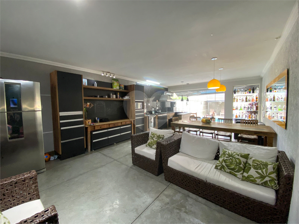 Casa com 3 suítes e piscina à venda