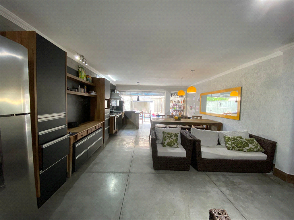 Casa com 3 suítes e piscina à venda