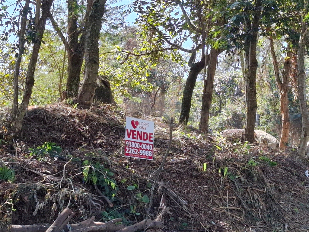 Terreno plano em condomínio, com 455 metros quadrados de área