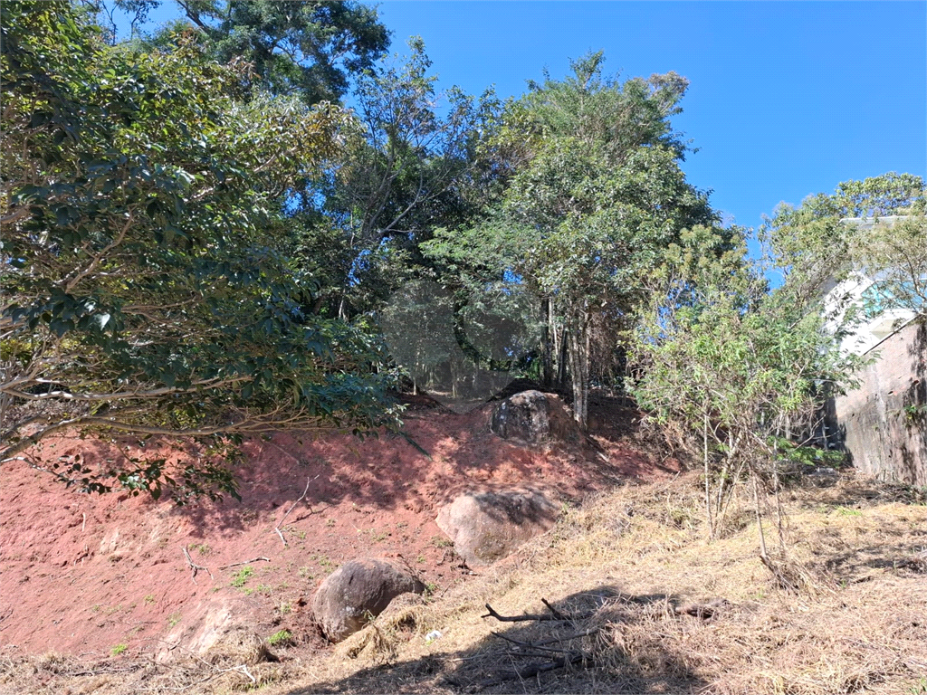 Terreno plano em condomínio, com 455 metros quadrados de área