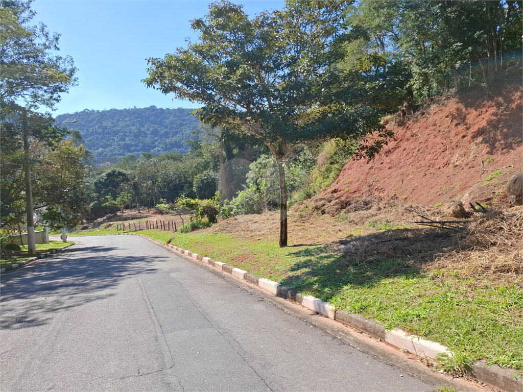 Terreno plano em condomínio, com 455 metros quadrados de área