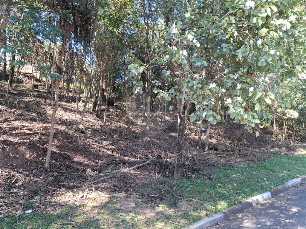 Terreno plano em condomínio, com 1.153 metros quadrados de área