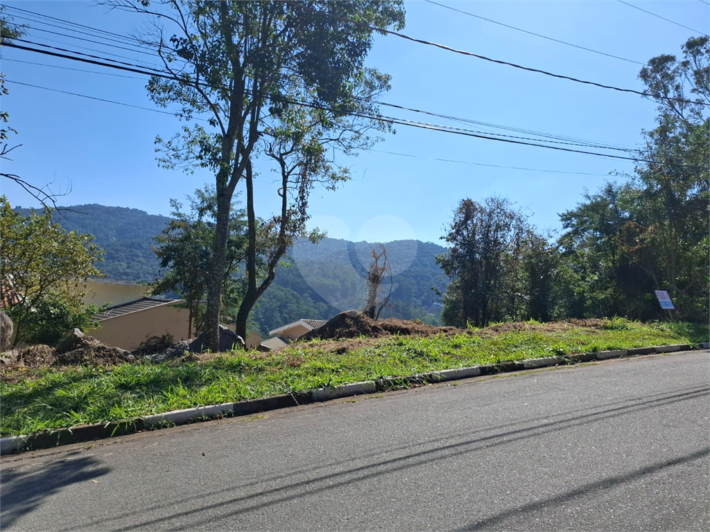 Terreno plano em condomínio, com 1.153 metros quadrados de área
