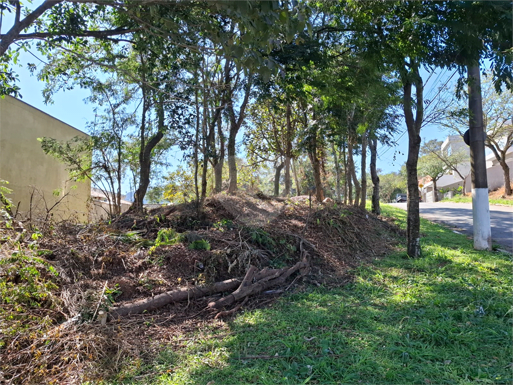 Terreno plano em condomínio, com 1.153 metros quadrados de área